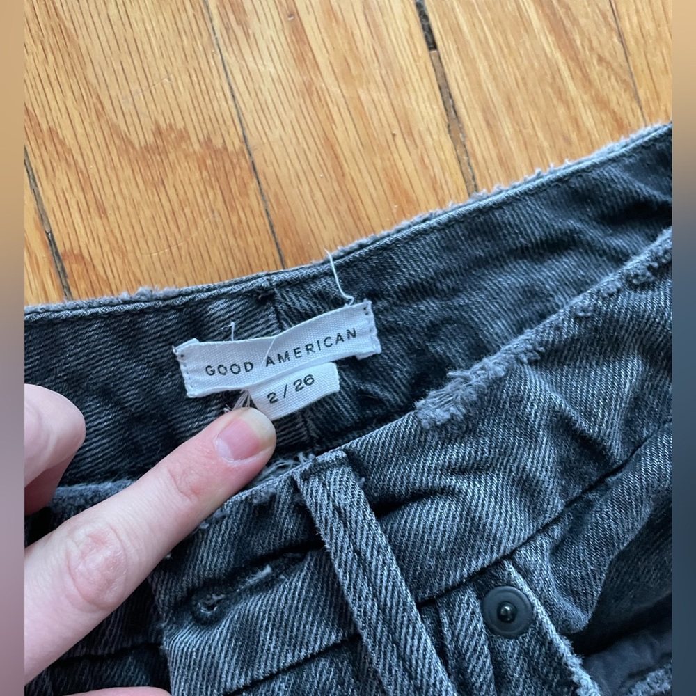 Good American high rise 90s straight jean. 28” inseam